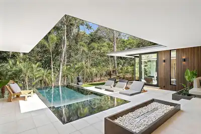 Image de Chic Coastal Escape with Fire Pit, Gym, Movie Theater & 5-min walk to the Beach