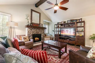 Image de Cute upper level condo (Mc206)