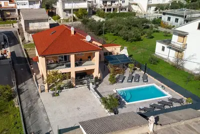 Image de Maison de vacances Kaštel Stari pour 1 - 9 personnes avec 4 chambres à coucher - Domicile de vacance
