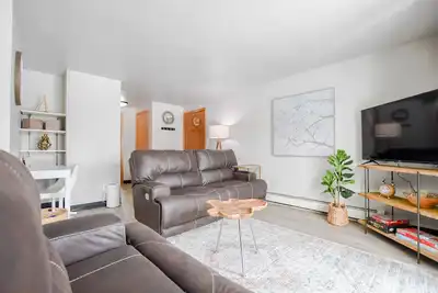 Image de Newly Updated Two-bed Upper Suite in Green Bay