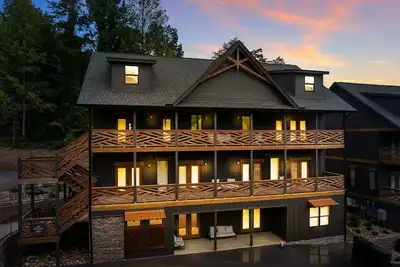 Image de Luxury 10br Cabin w/ Indoor Pool, Theater, Game Room Sleeps 42!
