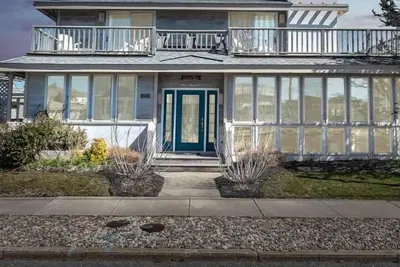 Image de \"Leg-A-Sea\" was built by an architect for his family and is the first passive solar house on the island and as such is listed as such in Stone Harbor's Book of special places.