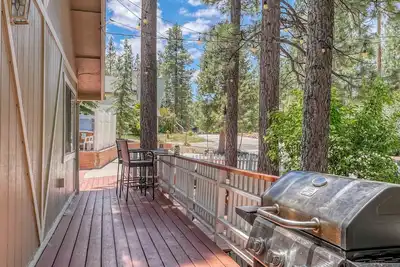 Image de Pet-friendly retreat with game room, spa, and firepit, near village + resorts