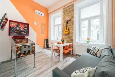 Image de happy home Budapest Orange Central located apartment with 80 039 s pinball machine