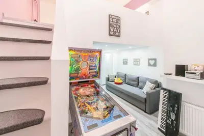 Image de happy home Budapest Purple Central located apartment with 80 039 s pinball machine
