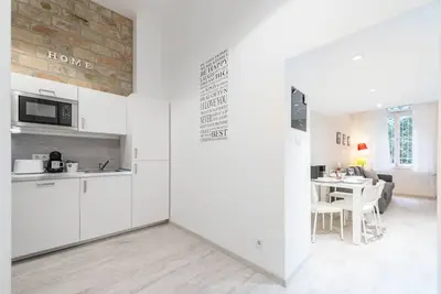 Image de happy home Budapest White Central located apartment with 80 039 s pinball machine
