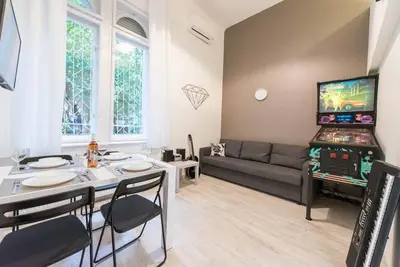 Image de happy home Budapest Diamond Central located apartment with 80 039 s pinball machine
