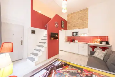 Image de happy home Budapest Red Central located apartment with 80 039 s pinball machine