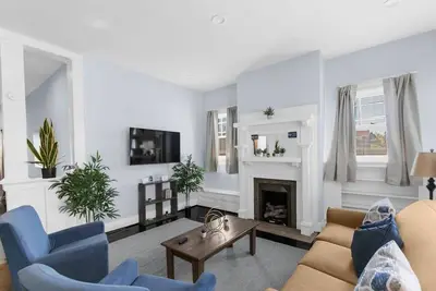Image de Near the Airport & Renovated! East Lake Craftsman