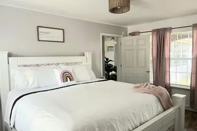Image de Cozy bungalow w/ King bed - mins from Goose Island State Park
