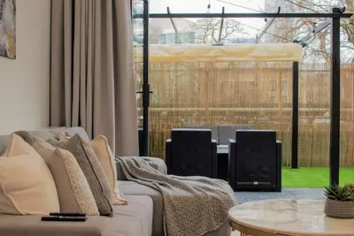 Unique 3bd Flat King Size Bed