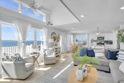 Image de A New Tide: Stylish, Dog-friendly Coastal Home with Pool