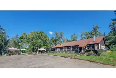 Unique and charming, exquisitely themed Log Cabin