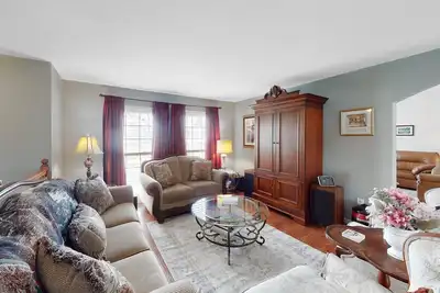 Image de Dog-friendly home with upper/lower decks, fireplaces, grill, & great location