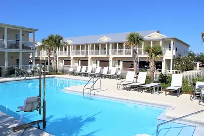 Image de Relax and Unwind at Beach Time! Heated Pool! Blocks from beach & attractions!