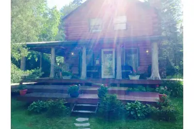 Image de Log Cabin Adirondack Lodge on State Trail System   That is “Pet Friendly”