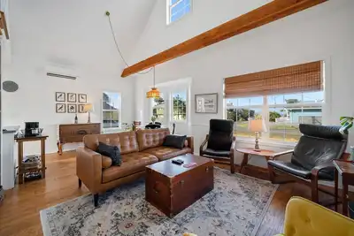 Image de Relax and unwind in a tranquil space one block from the beach