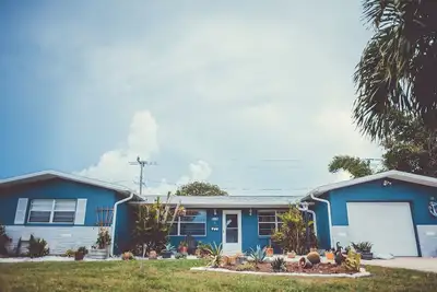Image de Beach-side home. lounge Pool, sleeps 8, walk to the beach!