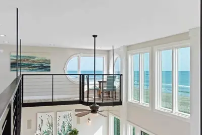 Image de Sunshine Estate. Stunning, Newly Renovated and Oceanfront with a Pool!