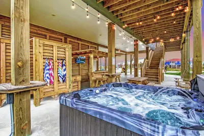 Image de New! Luxury, Hot Tub, Games, Arcade, Fire Pit, Pets, Beach Access, Family Fun! !
