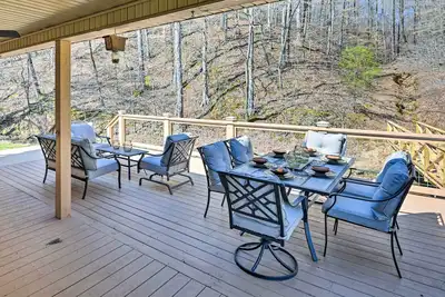 Image de Lyles Peaceful Creekside Home: Hot Tub & Fire Pit