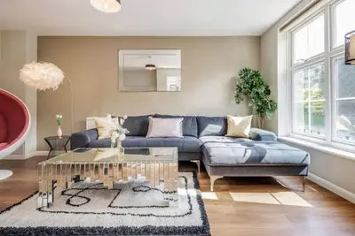 Image de Very Stylish 3 Bed Semi Garden Parking Sunningdale