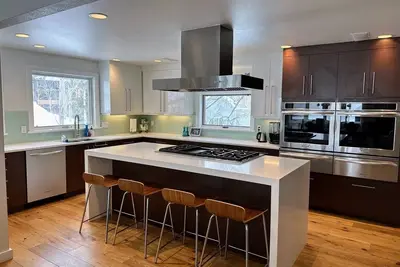 Image de New roomy family friendly home | 3 King Suites | Chef's kitchen | Hot tub | Ac