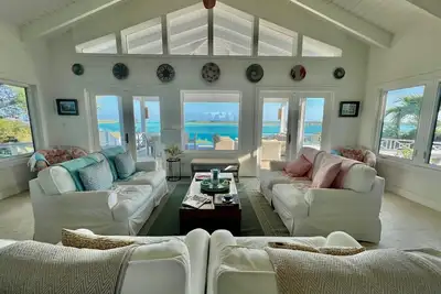 Image de Bahari House: Stunning Oceanfront Home w\/ Private Dock, Pool and Spa