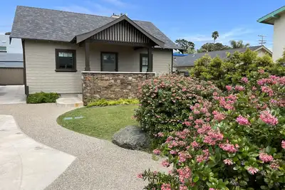 Image de modern cottage with yard and play area and parking in downtown Pismo!