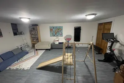 Image de Spacious Apartment & Private Backyard 100 ft from Central Park