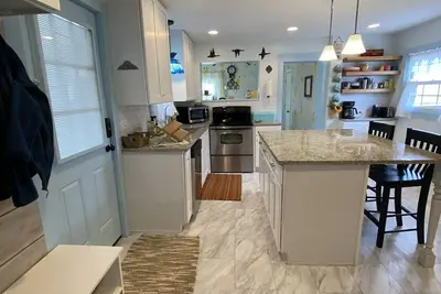 Image de Just a few blocks from Lake Erie! 4 season home with a cozy cottagey feel.