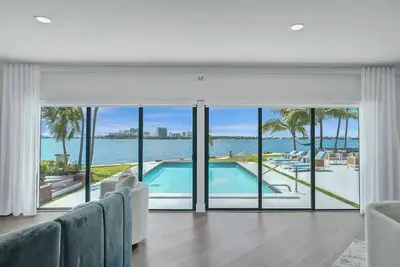 Image de Super Luxury Bayfront Compound