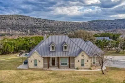 Image de Beautiful and spacious home with a pool in the Heartstone Subdivision