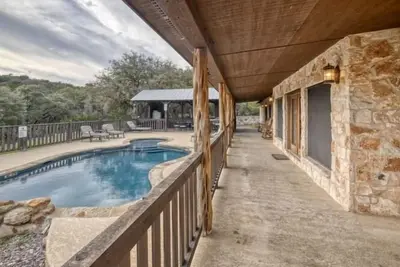 Image de Pet friendly home with a pool