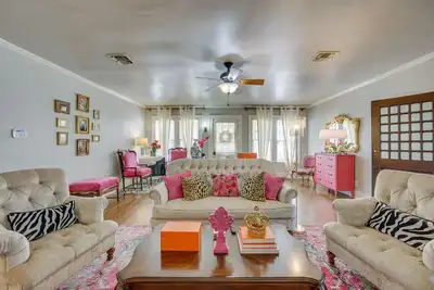 Image de 'The Pink Azalea' - Tyler Home w\/ Yard + Patio!