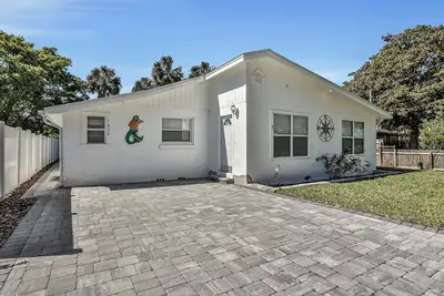 Image de Inviting home with river view, lanai, full kitchen, central Ac, & W\/D