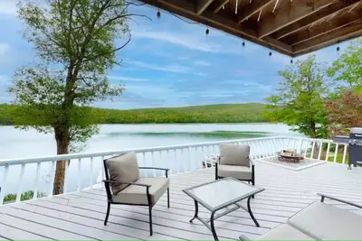 Image de Vt Lake Retreat -Spacious 4br Home with Private Dock, Game Room & Outdoor Living