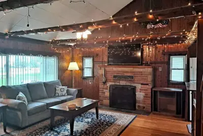 Image de Rustic Retreat Cottage sleeps 6 with a lake view!