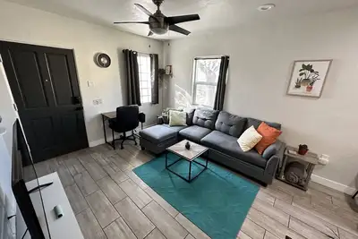 Image de Artsy Modern Downtown 2 Bed Home with Garage & Backyard. Pet friendly!