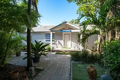 Image de Tropical bayfront villa with sandy beach