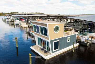 Image de New Floating Luxury: Unique Houseboat Retreat