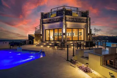 Castle at Cabrita: Stunning Rooftop Views - Fully Renovated