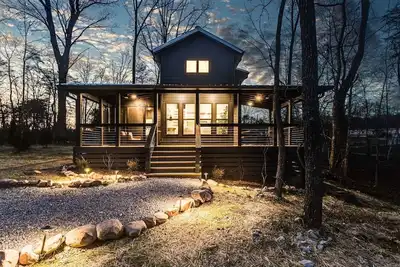 Image de New Luxury Cabin by Lake ~ Book today!