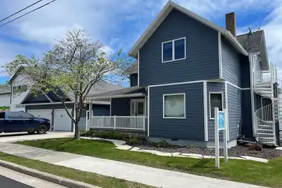 Image de Beautiful updated house on Lake Michigan in the heart of downtown Baileys Harbor