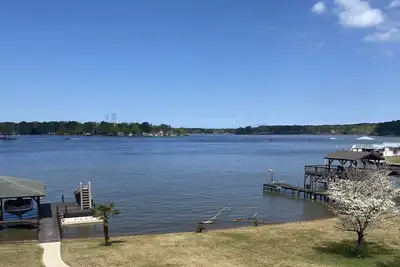 Image de Lake Sinclair retreat with Boat Dock, Waterslide and Big Views!