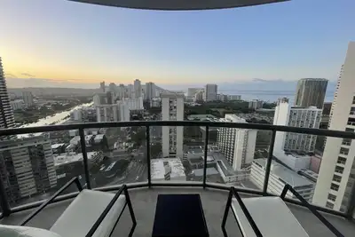 Image de Luxury 30th floor 2 bedroom condo in Waikiki