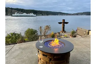 Image de Gorgeous waterfront home with new hot tub and beautiful afternoon sunsets.