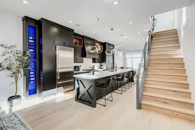 Image de Detach, Luxury, Near Downtown w/ Hot tub+ Garage