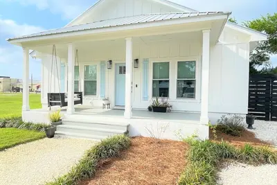 Image de “6th Street Retreat” - 3 Bed, 2 Bath. Sleeps 6. Private Pool. Walk to Downtown.