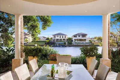 Image de Extravagant Waterfront Home!